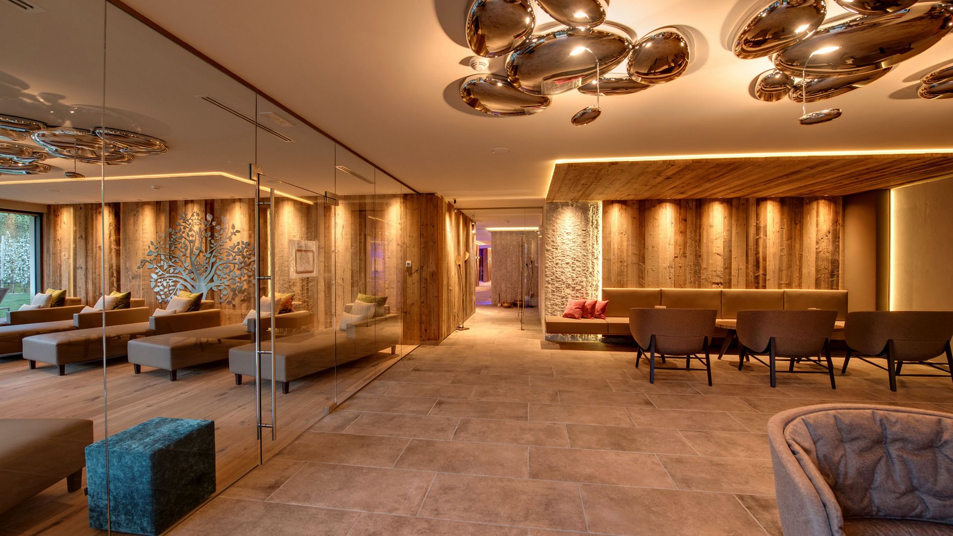 Hotel on Lago di Monticolo/Montiggler See: Gartenhotel Moser Modern lounge area with leather benches and decorative ceiling lights