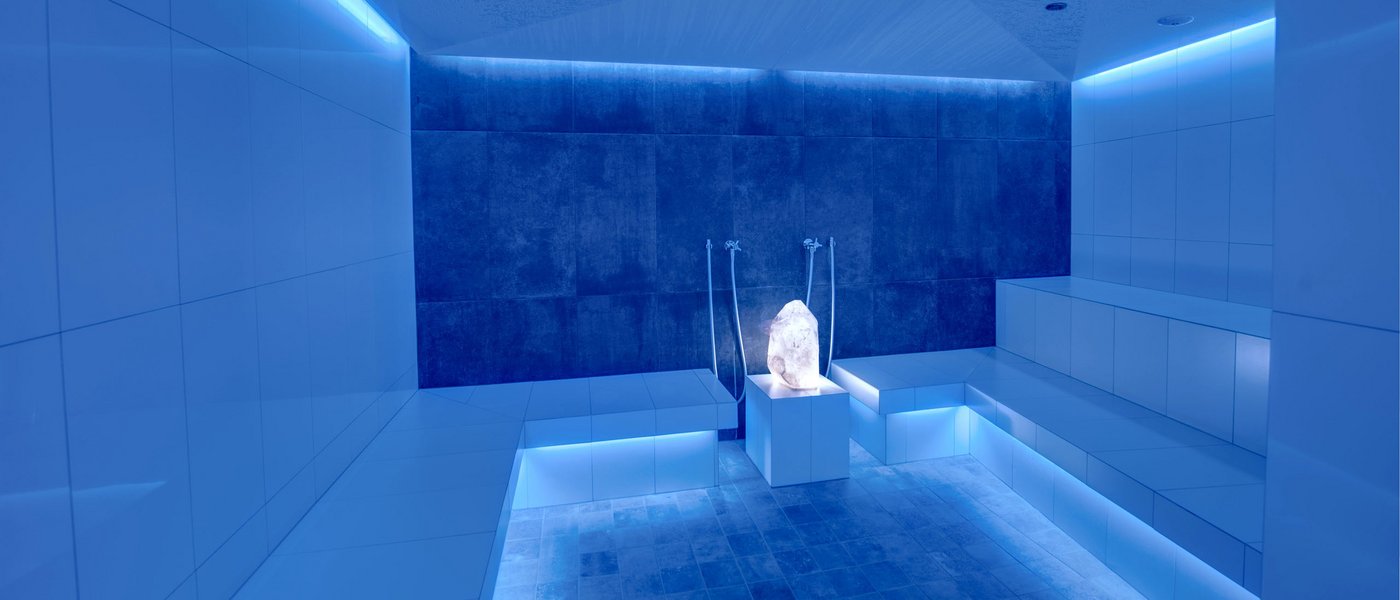 Hotel near Eppan an der Weinstraße: Gartenhotel Moser Modern steam room with blue LED lighting and crystal centerpiece