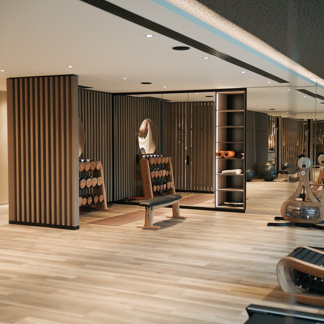 Sporthotel in Alto Adige: il Gartenhotel Moser Palestra moderna con pesi, panca e pavimento in legno