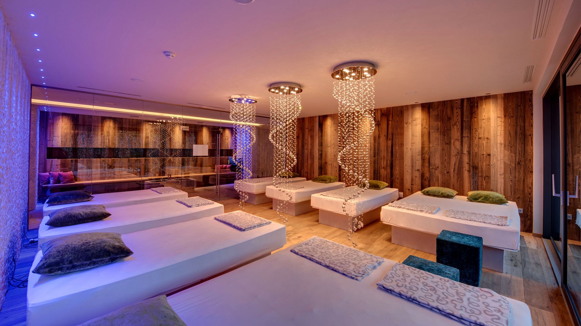 Hotel near Eppan an der Weinstraße: Gartenhotel Moser Cozy relaxation room with loungers and ambient lighting