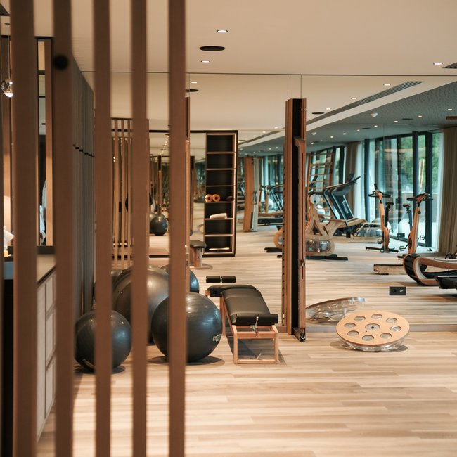 Sporthotel in Alto Adige: il Gartenhotel Moser Palestra moderna con attrezzi in legno e grandi specchi