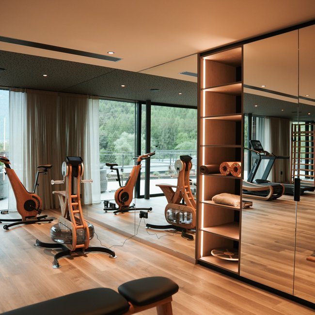 Sporthotel in Alto Adige: il Gartenhotel Moser Palestra moderna con attrezzi in legno e specchi grandi