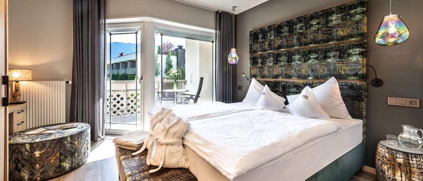 Hotel near Eppan an der Weinstraße: Gartenhotel Moser Modern hotel room with terrace, two single beds, and decorative lighting