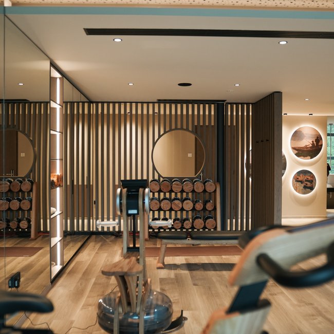 Sporthotel in Alto Adige: il Gartenhotel Moser Palestra moderna con pesi, vogatore e rivestimento in legno