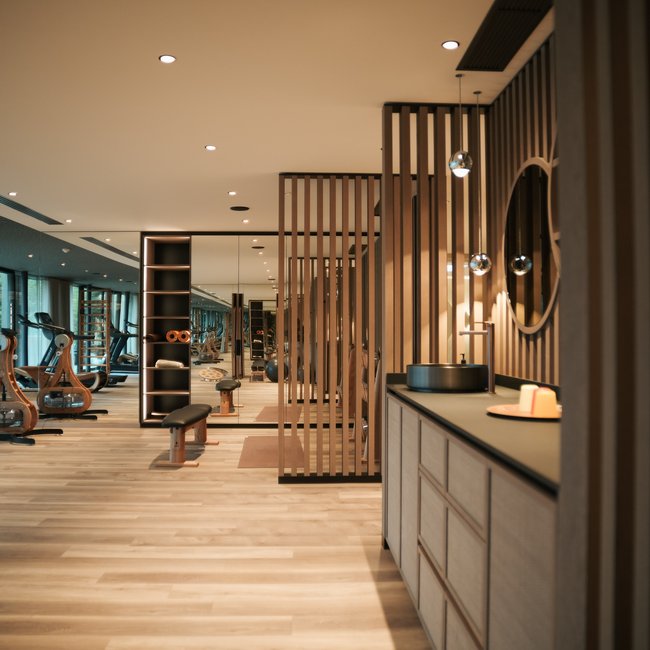 Sporthotel in Alto Adige: il Gartenhotel Moser Palestra moderna con elementi in legno e attrezzature per allenamento